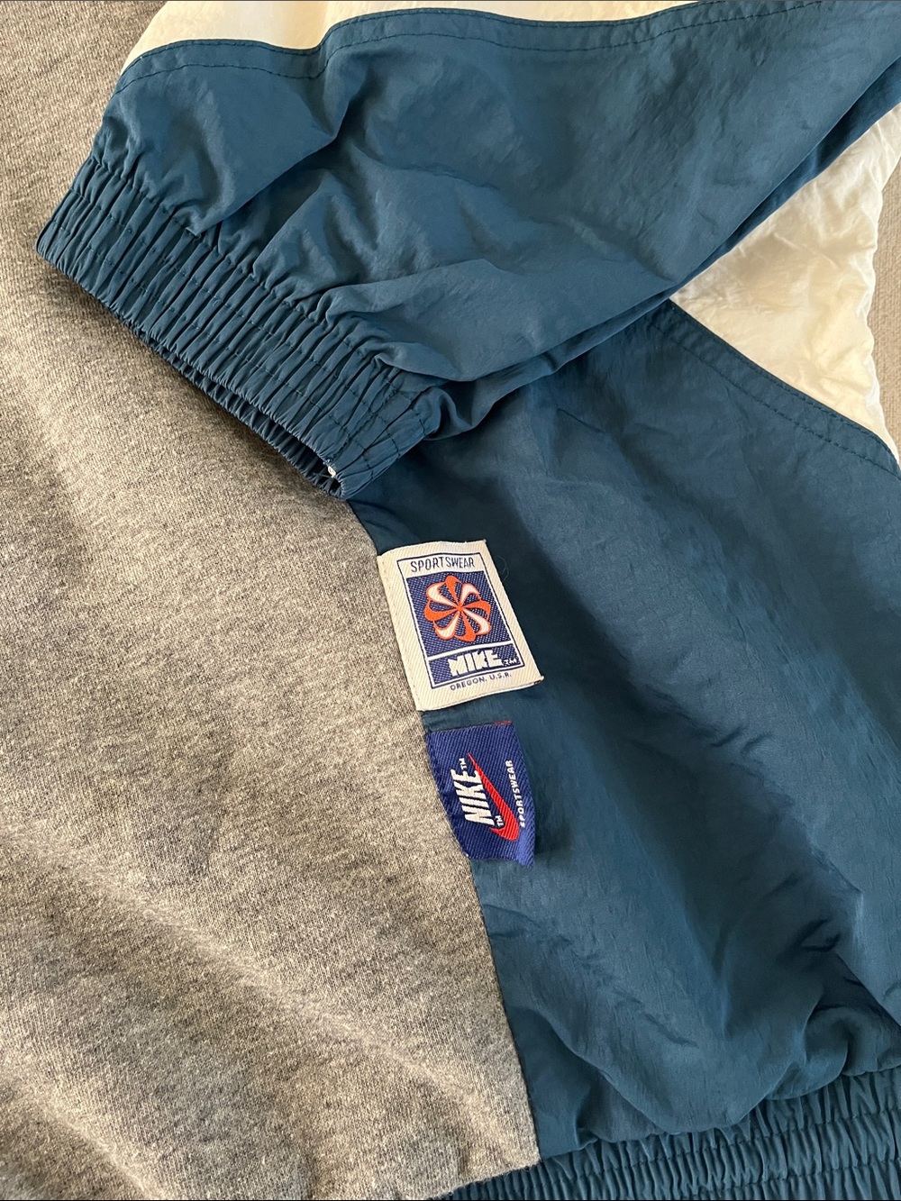 Nike XS Women’s Pullover - Picture 3 of 6